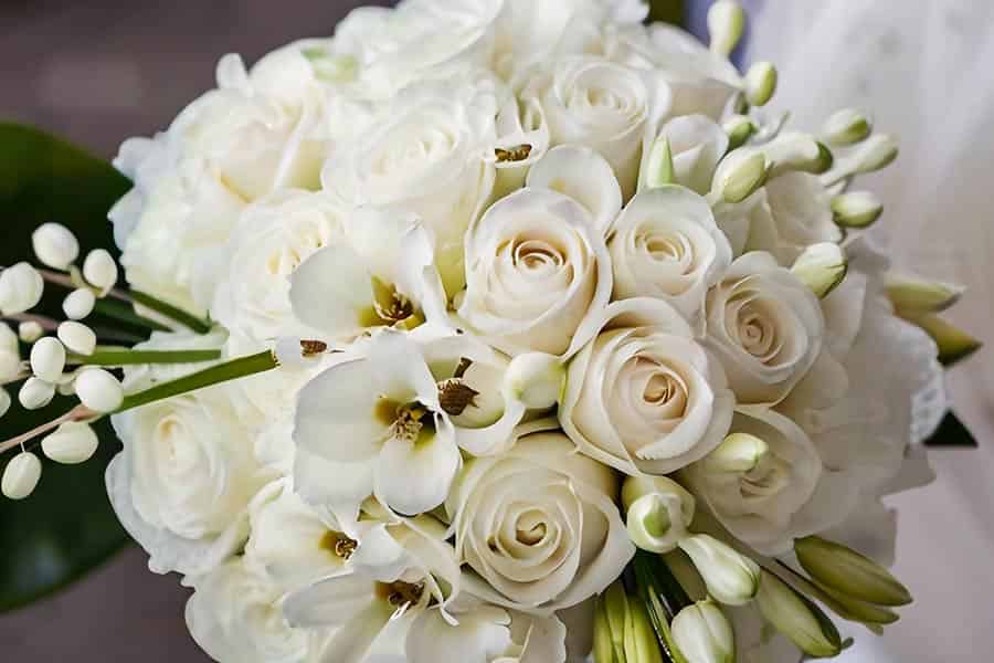 10 Stunning White Wedding Bouquets That Will Dazzle Your Guests