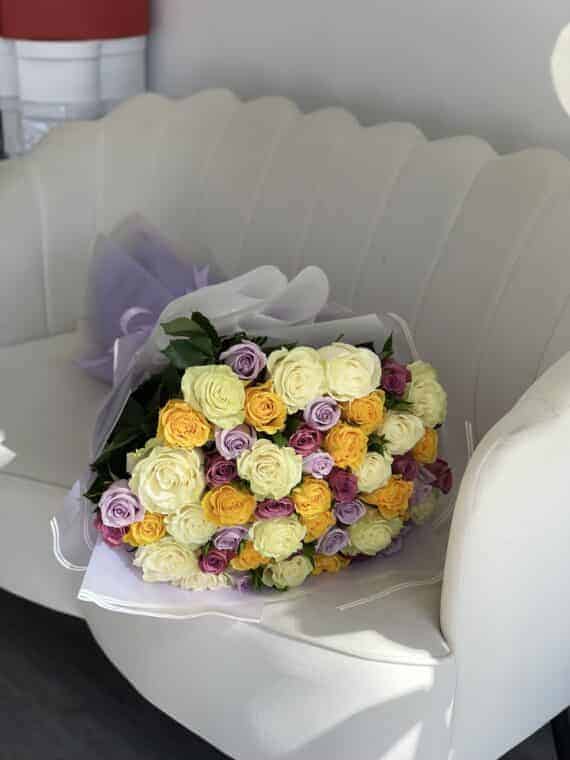 Vibrant Rose Medley: Lush Bouquet for Joyful Moments