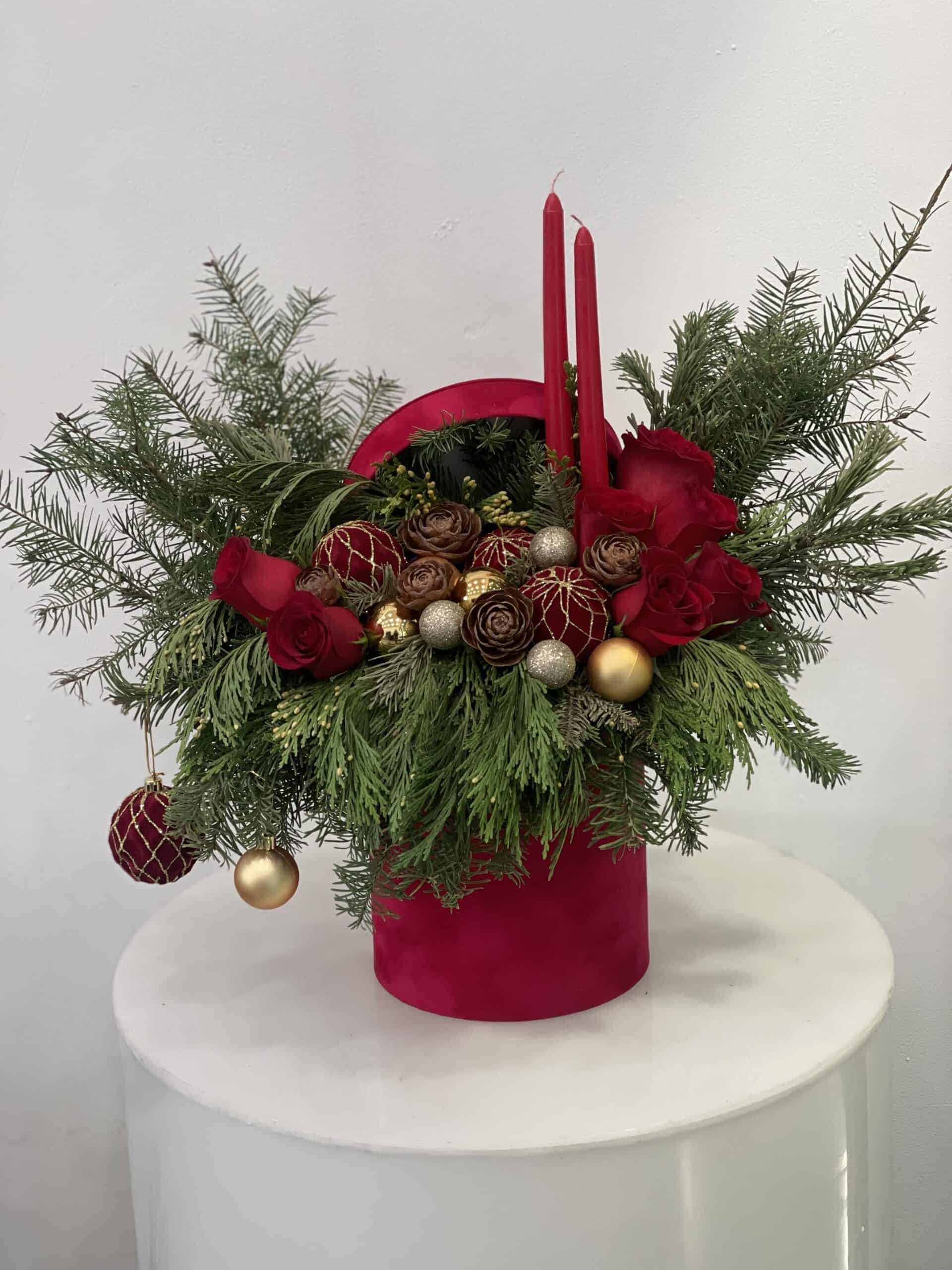 Holiday Centerpiece クリスマス装飾 Crimson Holiday Centerpiece - Lush Elegance and Festive Glow